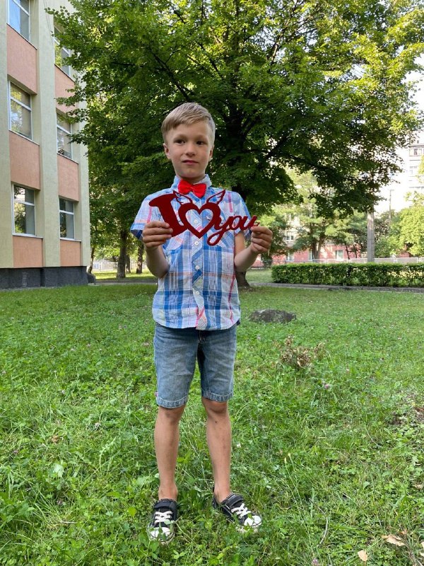 Хлопчик тримає напис «I love you» із сердечком