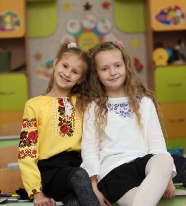 Дві дівчинки у вишиванках